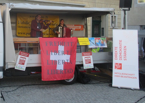 Demo Winterthur 18.9.2021: Musik mit Geige
und Handorgel Demo Winterthur 18.9.2021: Musik
mit Geige und Handorgel