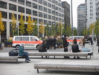 Demo in Z�rich vom
                      30.10.2021: Die Pitbullpolizei von Z�rich