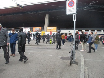 Demo
                      Z�rich 30.10.2021: Pitbullpolizie 02 mit
                      "Ausr�stung" wie im Krieg