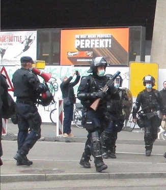 Demo Z�rich 30.10.2021: Pitbullpolizie 03 mit
                      "Ausr�stung" Gummigeschoss-Gewehr