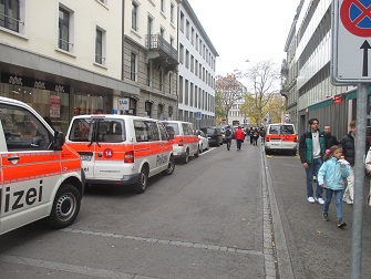 Demo in Z�ricch vom 30.10.2021:
                      Polizeiautos sind auch Taxis, alles war
                      vorbereitet