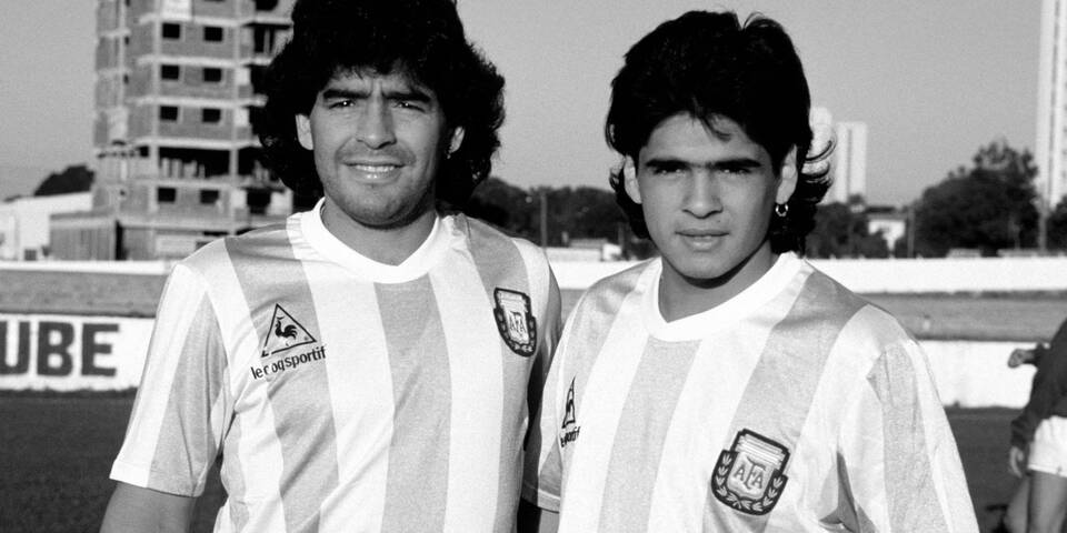 Diego und Hugo Maradona - Hugo ist mit
Herzinfarkt mit 52 weg, Verdacht GENimpfmord Diego
und Hugo Maradona - Hugo ist mit Herzinfarkt mit 52 weg,
Verdacht GENimpfmord