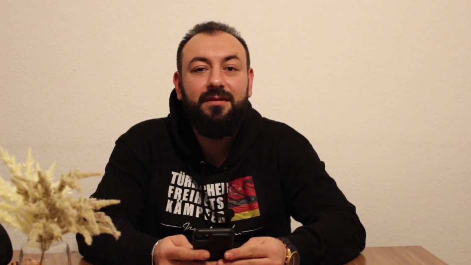 Der t�rkische
                  Freiheitsk�mpfer liest die Liste vom t�rkischen
                  Gesundheitsminster mit 7 Punkten: Die PLandemie ist
                  vorbei