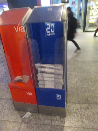 Hauptbahnhof Bern: Die
                Gratis-Antifa-Zeitung 20minutten ist nicht mehr so
                beliebt, der Kasten ist um 16:50 Uhr noch halb voll