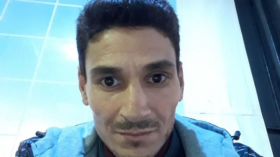 Verdacht
                    GENimpfmord Region Reggio (12.2.2022): Mann aus
                    Marokko Fouad Benlahbil (40) 3x GENgeimpft - nach 1
                    Woche tot in seiner Wohnung aufgefunden: Tot zu
                    Hause aufgefunden, Untersuchung wird er�ffnet un
                    eine Autopsie beantragt (orig. Italienisch: Trovato
                    morto in casa, aperta un’inchiesta e richiesta
                    l’autopsia)