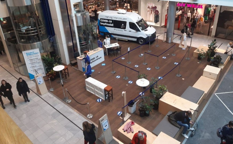 T�dliche GENimpfwerbung
                    im Kanton Z�rich 22.2.2022: Impfbus
                    "Impfmobil" im Einkaufszentrum Glatt