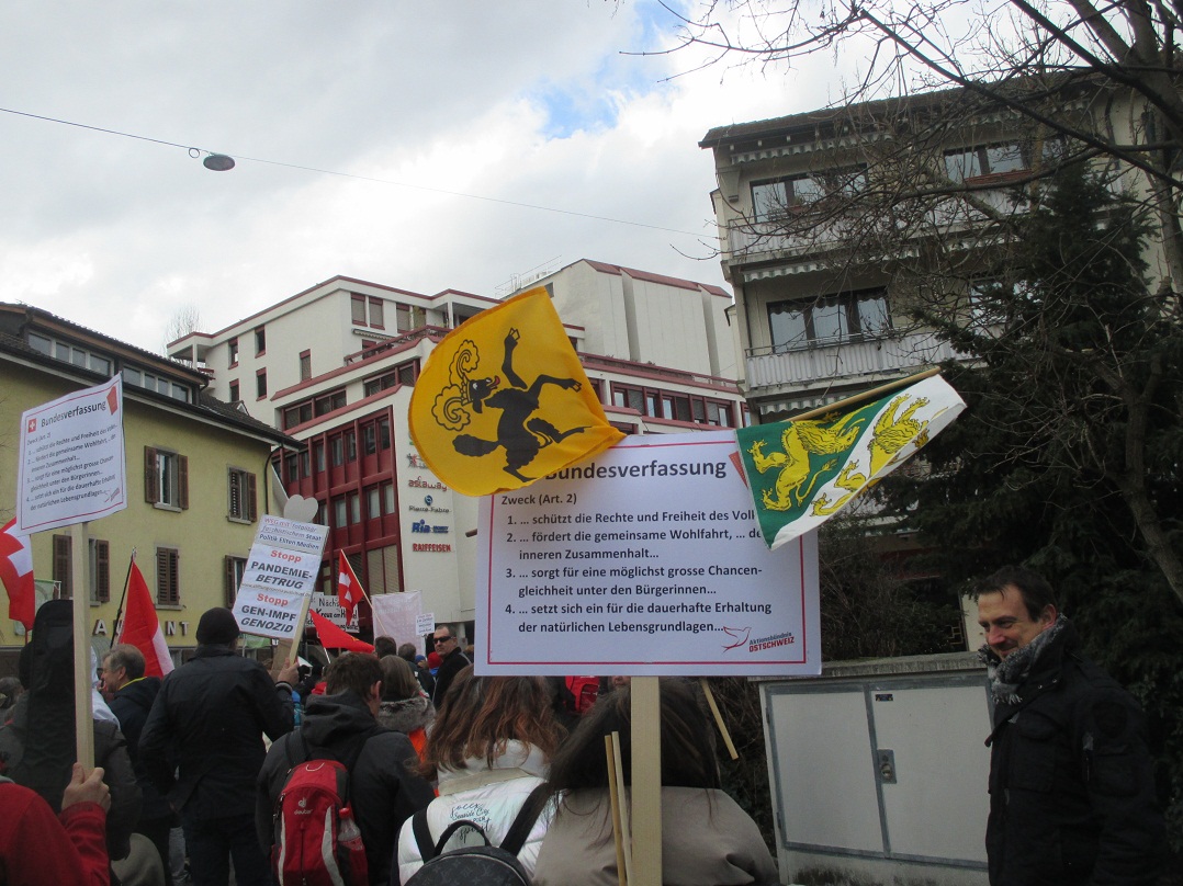 Demo in
                  Z�rich-�rlikon 19.2.2022 29: Plakat mit dem Artikel 2
                  der Bundesverrfassung: Die Rechte und Freiheiten des
                  Volkes sind gesch�tzt, mit Fahnen der Kantone
                  Schaffhausen und Thurgau