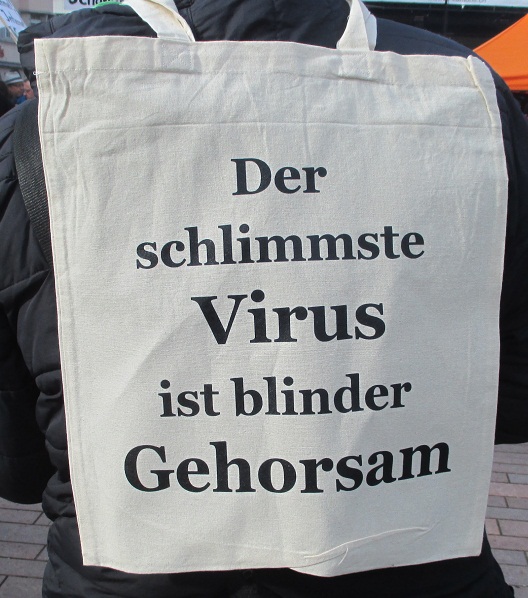 Demo �rlikon 19.2.2022 86: Tasche bedruckt:
                  "Der schlimmste Virus ist blinder Gehorsam",
                  Zoom