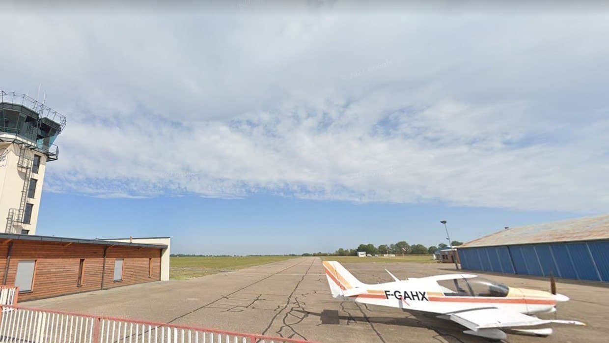 Verdacht
                GENimpfmord Roanne (Loire, 2G-Fascho-Frankreich)
                26.2.2022: Sportpilot hat Herzstillstand beim Start -
                landet und stirbt im Cockpit: Roanne: 63-j�hriger
                Sportpilot erleidet beim Abheben Herzstillstand, kann
                das Flugzeug noch notlanden, jedoch von den Sanit�tern
                nicht mehr wiederbelebt werden. Geschehen am 25.2.22
                (orig. Franz�sisch: Loire. Un pilote d'avion meurt apr�s
                un arr�t cardiaque en plein vol � Roanne)