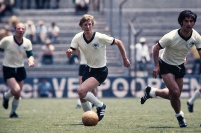 Jürgen Grabowski an der WM 1974, ev. an seinem
30. Geburtstag am 7.Juli 1974 Jürgen Grabowski
an der WM 1974, ev. an seinem 30. Geburtstag am 7.Juli
1974