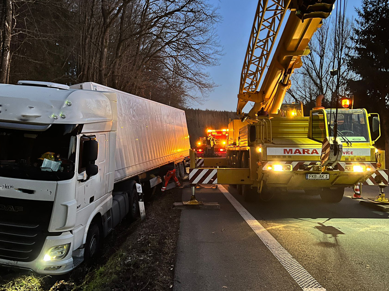 Frankenberg: Lkw im Graben muss herausgeholt
werden Frankenberg: Lkw im Graben muss
herausgeholt werden