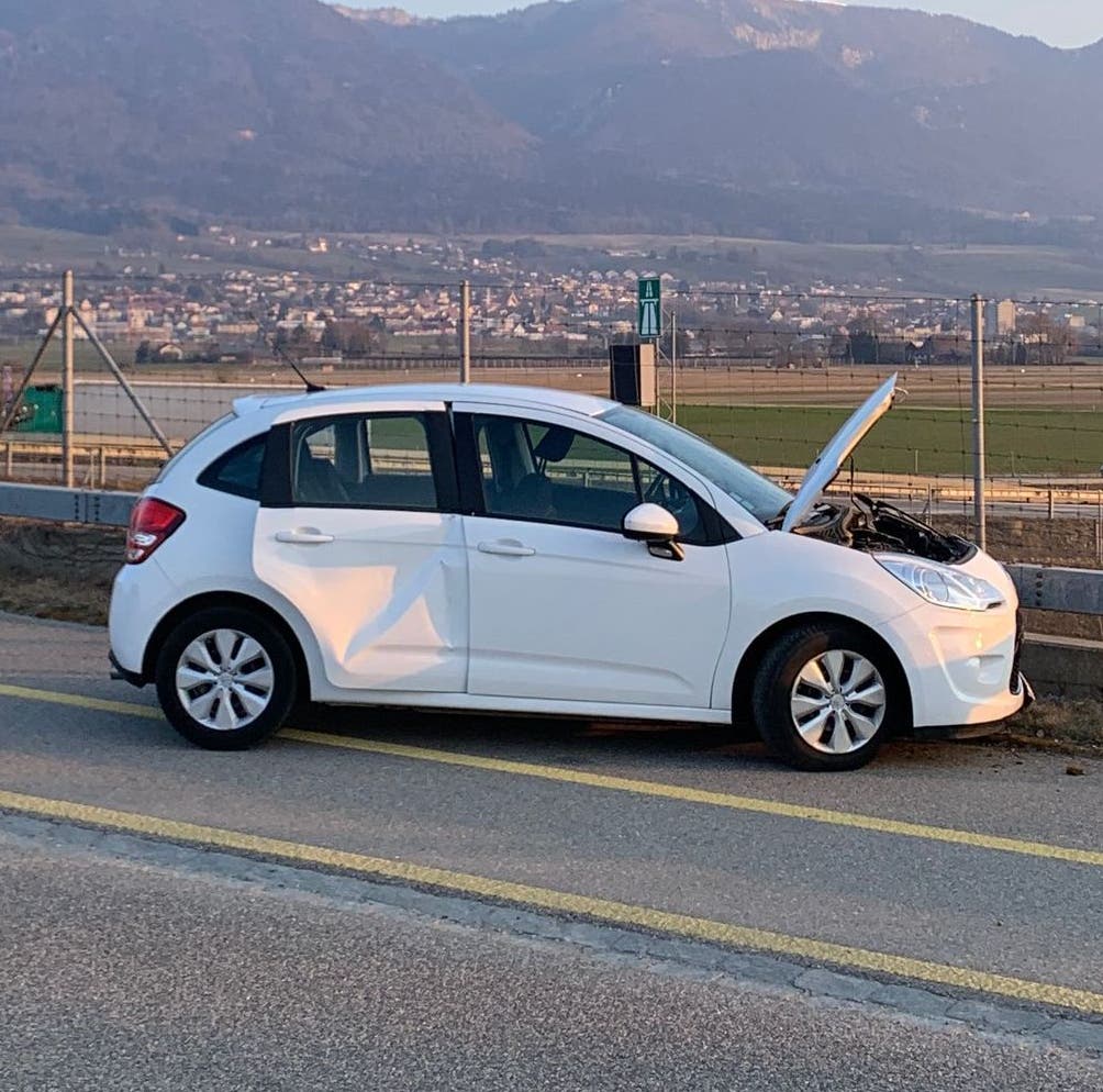 Verdacht Vaccident Grenchen (CH) 21.3.2022:
Selbstunfall mit Leitplanke in einem Kreisel:
Autofahrer prallt in Leiteinrichtung – medizinisches
Problem als Unfallursache im Vordergrund Verdacht Vaccident Grenchen (CH) 21.3.2022:
Selbstunfall mit Leitplanke in einem Kreisel:
Autofahrer prallt in Leiteinrichtung – medizinisches
Problem als Unfallursache im Vordergrund