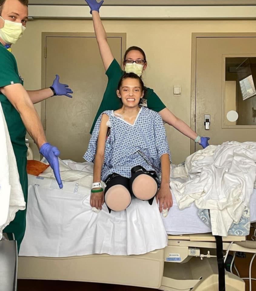 Florida 28.3.2022: Model Claire Bridges
verliert beide Unterschenkel und Füsse durch
Amputation nach 2facher GENimpfung 01 Florida
28.3.2022: Model Claire Bridges verliert beide
Unterschenkel und Füsse durch Amputation nach 2facher
GENimpfung 01