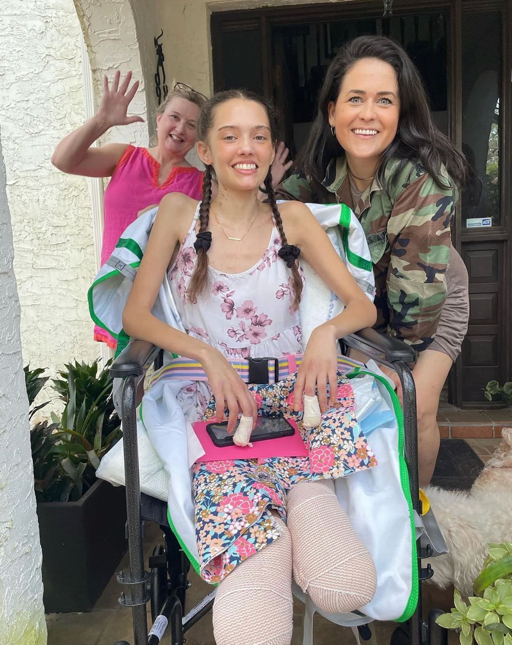 Florida 28.3.2022: Model Claire Bridges
verliert beide Unterschenkel und Füsse durch
Amputation nach 2facher GENimpfung 3 Florida
28.3.2022: Model Claire Bridges verliert beide
Unterschenkel und Füsse durch Amputation nach 2facher
GENimpfung 3