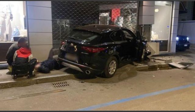 Verdacht Vaccident in Rivoli
(1G-Fascho-Italien) 28.3.2022: AlfaRomeo rast in
Schaufensterscheibe: Rivoli: Alfa Romeo mäht
Blumentöpfe nieder und rast in Schaufensterscheibe,
weil Fahrer medizinischen Notfall erleidet - zum
Glück nach Geschäftsschluss. Meldung vom 28.3.22
(orig. italiano: RIVOLI, AUTO CONTROMANO SI SCHIANTA
CONTRO IL NEGOZIO: IL CONDUCENTE HA AVUTO UN
MALORE) Verdacht Vaccident in Rivoli
(1G-Fascho-Italien) 28.3.2022: AlfaRomeo rast in
Schaufensterscheibe: Rivoli: Alfa Romeo mäht
Blumentöpfe nieder und rast in Schaufensterscheibe,
weil Fahrer medizinischen Notfall erleidet - zum
Glück nach Geschäftsschluss. Meldung vom 28.3.22
(orig. italiano: RIVOLI, AUTO CONTROMANO SI SCHIANTA
CONTRO IL NEGOZIO: IL CONDUCENTE HA AVUTO UN
MALORE)