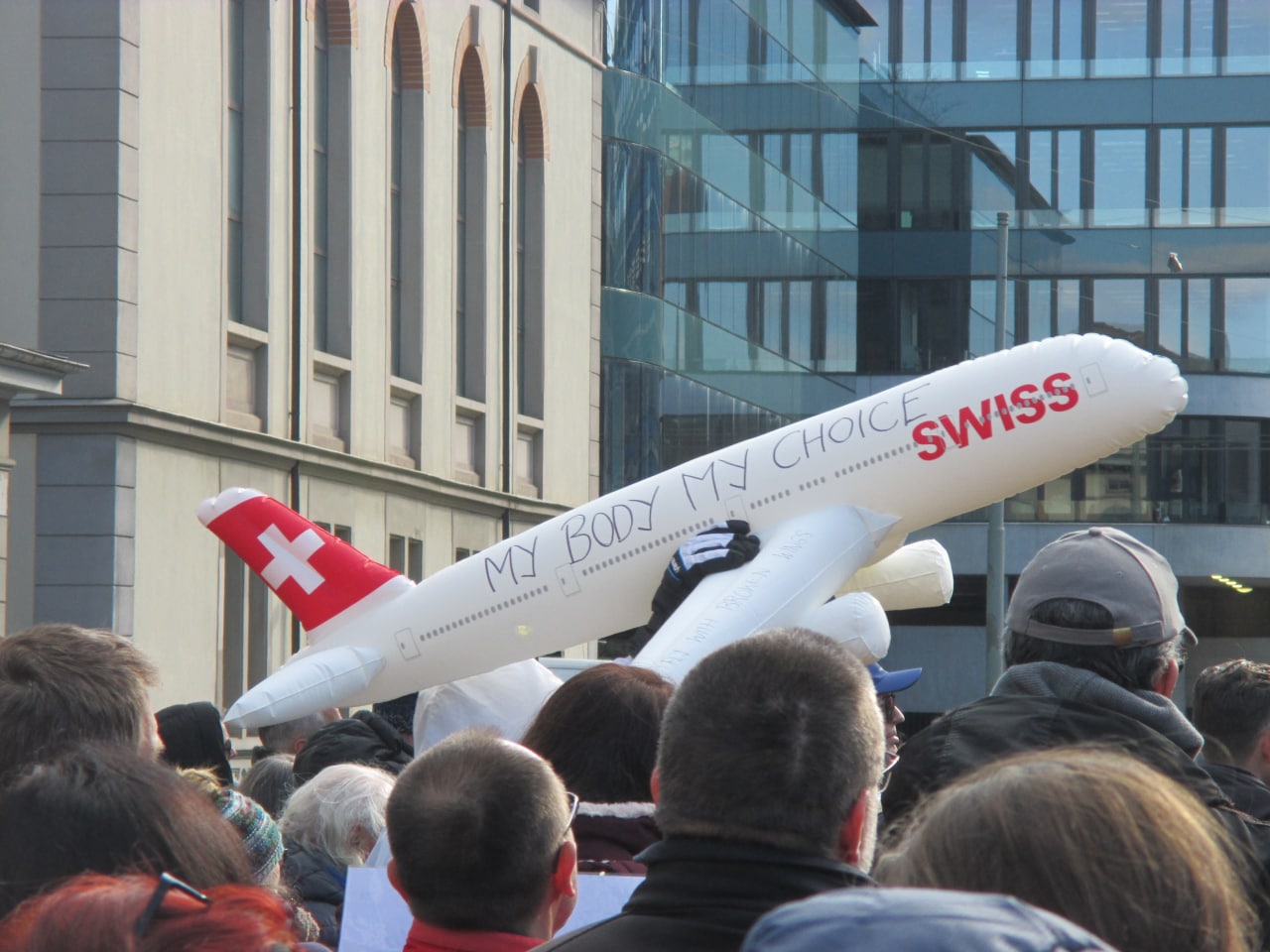Widerstand gegen die kriminellen
Swiss-Bosse an der Goldküste von Zürich 30.3.2022:
My Body My Choice Widerstand gegen die
kriminellen Swiss-Bosse an der Goldküste von
Zürich 30.3.2022: My Body My Choice