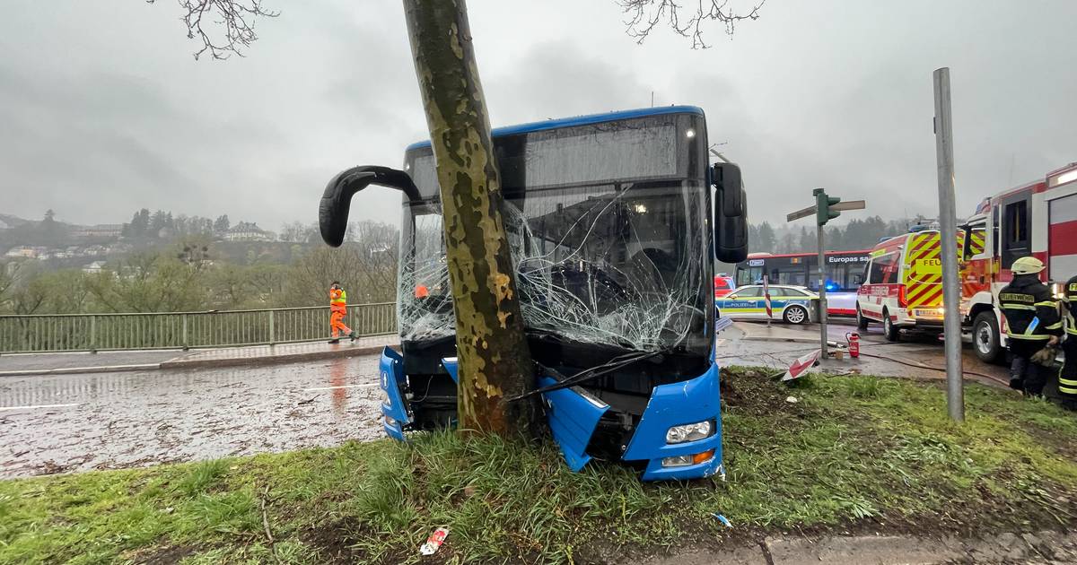Verdacht Vaccident in Trier 1.4.2022: Bus
findet Baum, viele Kinder verletzt - Meldung vom
31.3.2022: Schulkinder verletzt: Schwerer Busunfall
am Martinsufer in Trier: Busunfall: Busunglück
Trier: Konsequenzen kommen erst nach der
Unfalluntersuchung infrage Verdacht Vaccident
in Trier 1.4.2022: Bus findet Baum, viele Kinder
verletzt - Meldung vom 31.3.2022: Schulkinder
verletzt: Schwerer Busunfall am Martinsufer in
Trier: Busunfall: Busunglück Trier: Konsequenzen
kommen erst nach der Unfalluntersuchung infrage