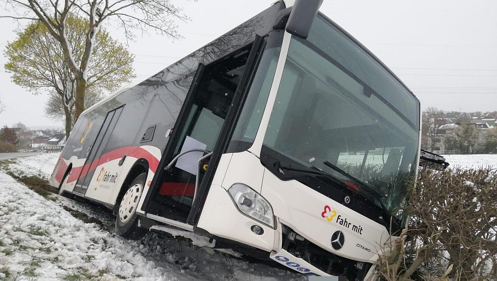 1.4.2022: Kreis Höxter: Busunfall in
Marienmünster: Jetzt muss ein Spezialkran anrücken 1.4.2022: Kreis Höxter: Busunfall in
Marienmünster: Jetzt muss ein Spezialkran anrücken