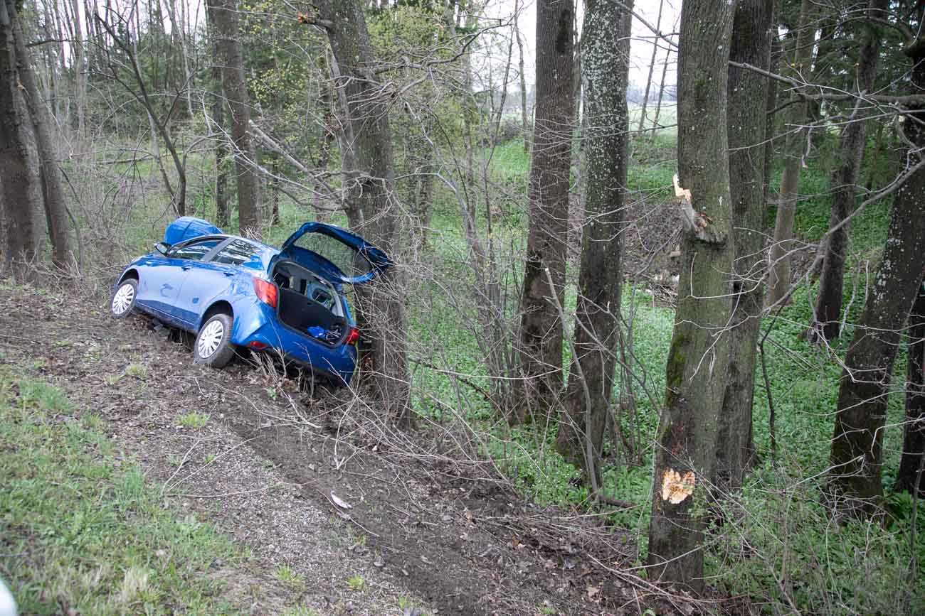 Verdacht Vaccident Region Chiemsee (4R)
9.4.2022: Toyota-Fahrerin kommt zwischen Grassau und
Übersee von St2096 ab und streift mehrere Bäume:
Medizinischer Notfall während der Fahrt: Mutter und
Kind kommen mit Auto von St2096 ab Verdacht
Vaccident Region Chiemsee (4R) 9.4.2022:
Toyota-Fahrerin kommt zwischen Grassau und Übersee von
St2096 ab und streift mehrere Bäume: Medizinischer
Notfall während der Fahrt: Mutter und Kind kommen mit
Auto von St2096 ab