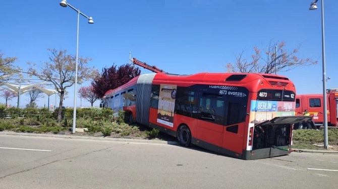 Verdacht Vaccident in Zaragoza (Spanien)
11.4.2022: Busfahrer mit Muskelkrampf? Bus überquert
Strasse und landet im Garten - und er ruft die
Polizei selber an: Aparatoso accidente de un autobús
en Zaragoza tras el desvanecimiento del conductor Verdacht Vaccident in Zaragoza (Spanien)
11.4.2022: Busfahrer mit Muskelkrampf? Bus überquert
Strasse und landet im Garten - und er ruft die
Polizei selber an: Aparatoso accidente de un autobús
en Zaragoza tras el desvanecimiento del conductor