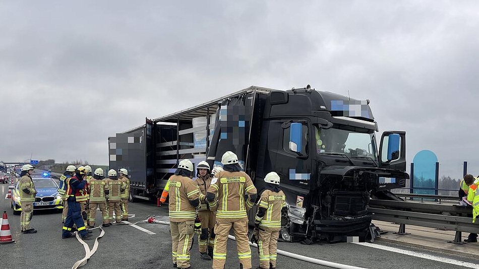 Verdacht Vaccident 4R am 17.4.2022:
Lastwagenfahrer hat Ohnmacht am Steuer auf der
Autobahn - schleudert - kracht in Mittelleitplanke -
Spital: Lkw-Fahrer kracht auf A9 mehrfach in
Mittelleitplanke - bewusstlos in Führerhaus
gefunden Verdacht Vaccident 4R am 17.4.2022:
Lastwagenfahrer hat Ohnmacht am Steuer auf der
Autobahn - schleudert - kracht in Mittelleitplanke -
Spital: Lkw-Fahrer kracht auf A9 mehrfach in
Mittelleitplanke - bewusstlos in Führerhaus
gefunden