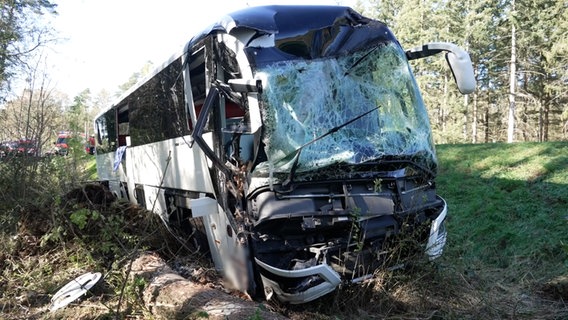 Verdacht Vaccident Uchte (Niedersachsen)
19.4.2022: Busfahrer hat Ohnmacht am Steuer+rast an
einen Baum: Uchte: Reisebus mit 15 Fahrgästen prallt
gegen Baum Verdacht Vaccident Uchte
(Niedersachsen) 19.4.2022: Busfahrer hat Ohnmacht am
Steuer+rast an einen Baum: Uchte: Reisebus mit 15
Fahrgästen prallt gegen Baum