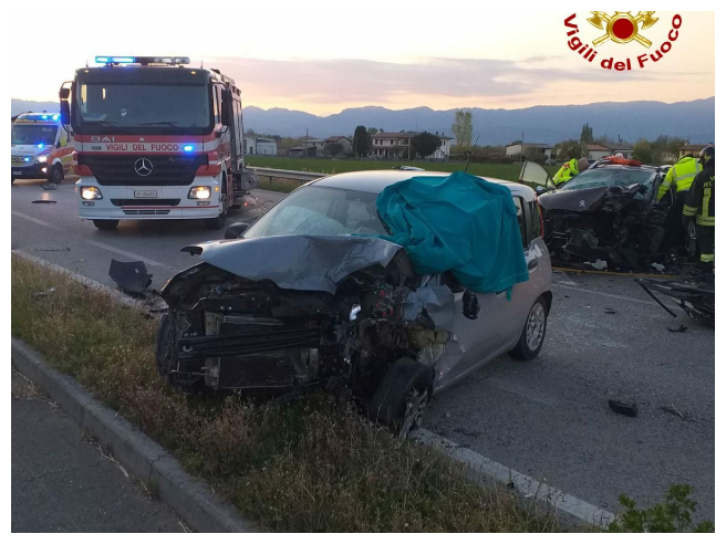 Verdacht Vaccident Treviso
(1G-Fascho-Italien) 20.4.2022: Ohnmacht am Steuer
provoziert Frontalkollision - Herzstillstand - tot -
Rettung kommt zu spät: Frontal-Zusammenstoß:
Schwerst-Unfall wegen medizinischen Notfalls.
Meldung vom 19.4.22 (orig. italiano: Treviso, sbanda
per un malore e provoca un frontale: un morto e due
feriti) Verdacht Vaccident Treviso
(1G-Fascho-Italien) 20.4.2022: Ohnmacht am Steuer
provoziert Frontalkollision - Herzstillstand - tot -
Rettung kommt zu spät: Frontal-Zusammenstoß:
Schwerst-Unfall wegen medizinischen Notfalls.
Meldung vom 19.4.22 (orig. italiano: Treviso, sbanda
per un malore e provoca un frontale: un morto e due
feriti)