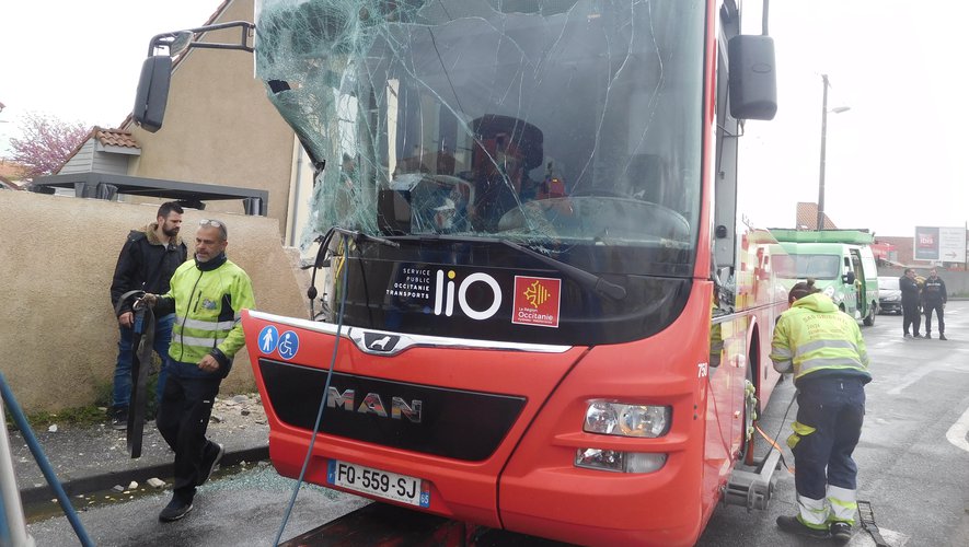 Verdacht Vaccident in Tarbes,
1G-Fascho-Frankreich 24.4.2022: Busfahrer hat
Herzversagen - Bus fährt in Hausmauer - Spital:
Tarbes, Frankreich: Herzversagen des Fahrers - Bus
durchbricht Mauer. Die drei Passagiere werden nur
leicht verletzt. Fünfzehn Feuerwehrleute im Einsatz.
Meldung vom 23.4.22 (orig. français: Tarbes : Le
chauffeur fait un malaise cardiaque, le bus percute
un mur) Verdacht Vaccident in Tarbes,
1G-Fascho-Frankreich 24.4.2022: Busfahrer hat
Herzversagen - Bus fährt in Hausmauer - Spital:
Tarbes, Frankreich: Herzversagen des Fahrers - Bus
durchbricht Mauer. Die drei Passagiere werden nur
leicht verletzt. Fünfzehn Feuerwehrleute im Einsatz.
Meldung vom 23.4.22 (orig. français: Tarbes : Le
chauffeur fait un malaise cardiaque, le bus percute
un mur)