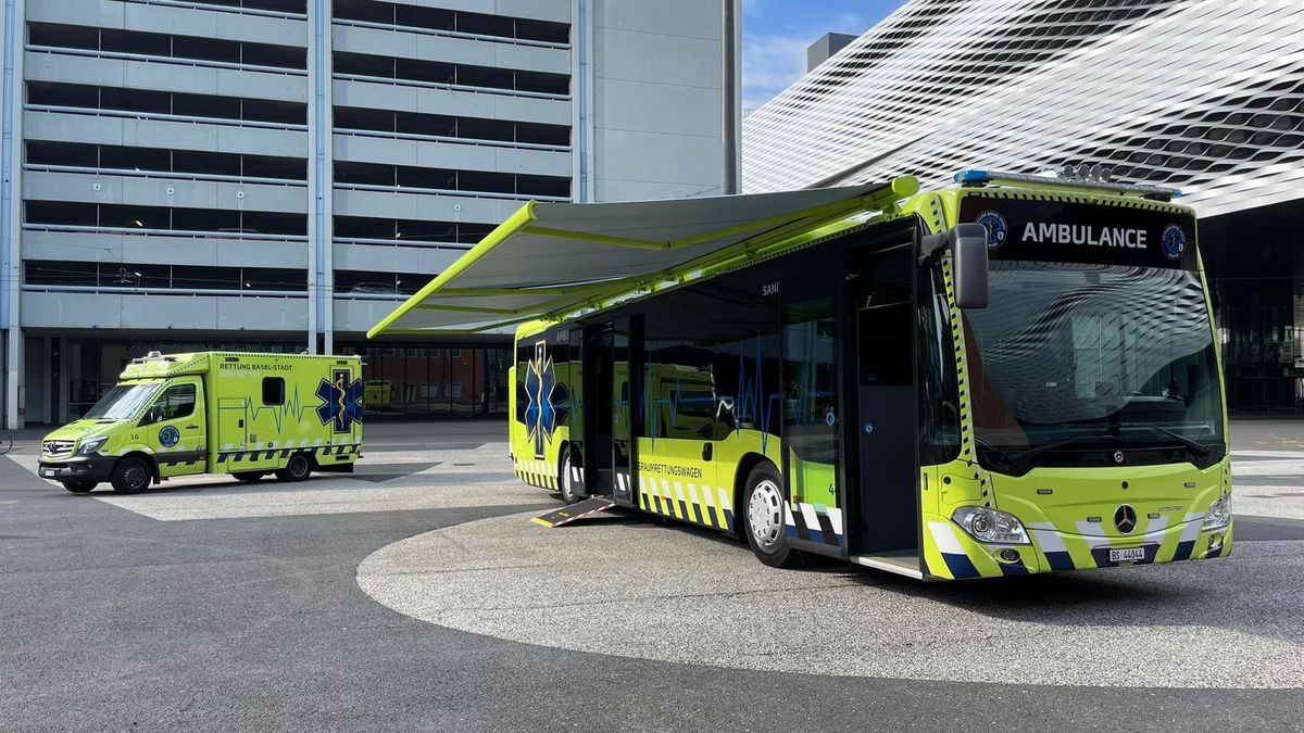 Krankenwagen in Basel wie ein Bus 6.7.2022:
Die totale Vorbereitung auf Massen-Zusammenbrüche
von Geimpften im Stadion: Basel: Hier fährt niemand
freiwillig mit Krankenwagen in Basel wie ein
Bus 6.7.2022: Die totale Vorbereitung auf
Massen-Zusammenbrüche von Geimpften im Stadion:
Basel: Hier fährt niemand freiwillig mit