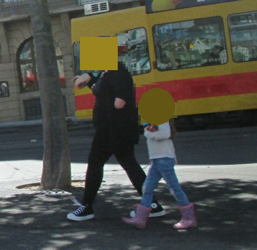 Basel Mittlere Brücke, Frau mit amputiertem
Unterarm 20.8.2022 Basel Mittlere Brücke, Frau
mit amputiertem Unterarm 20.8.2022