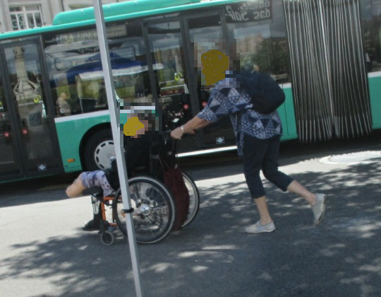 Basel Mittlere Brücke, Frau mit amputiertem
Unterschenkel im Rollstuhl, 20.8.2022 Basel
Mittlere Brücke, Frau mit amputiertem Unterschenkel im
Rollstuhl, 20.8.2022