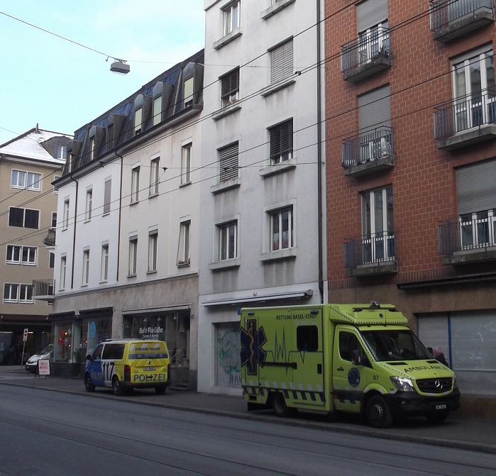 Verdacht "Corona"-Impfmord in Basel
11.12.2022: Wenn Polizeiauto und Krankenwagen zusammen
in aller Ruhe vor dem Hause stehen Verdacht
"Corona"-Impfmord in Basel 11.12.2022: Wenn
Polizeiauto und Krankenwagen zusammen in aller Ruhe
vor dem Hause stehen