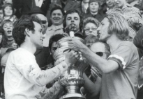K�bi Kuhn und Karl Odermatt in den
                              1970er Jahren mit Pokal (1973?) - Fussball
                              produziert Invalide [und zerst�rt die
                              Umwelt] -- Arthrose und k�nstliche
                              Gelenke