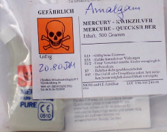 Amalgam-Quecksilber abgepackt mit
                                  Totenkopf am Fl�schchen und an der
                                  Verpackung
