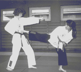 Das
Immunsystem ist eine Abwehr gegen krankmachende
Eindringlinge (also wie eine
Abwehr-Kampfsportart), und diese Abwehr
funktioniert je nach Blutgruppe verschieden (so
wie es verschiedene Abwehr-Kampfsportarten
gibt). Das Immunsystem ist
eine Abwehr gegen krankmachende Eindringlinge
(also wie eine Abwehr-Kampfsportart), und diese
Abwehr funktioniert je nach Blutgruppe
verschieden (so wie es verschiedene
Abwehr-Kampfsportarten gibt).