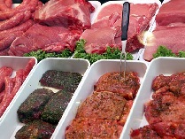 Viande
                            �pic�e (premier plan) et crue
                            (arri�re-plan)