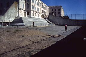 El
                          patio de la prisi�n en la isla de prisi�n
                          Alcatraz de San Francisco.