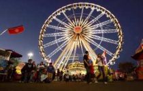 Farbige Glühbirnen
verkörpern die Farben des Lichts in
Kombination mit den Anstrichfarben, also die
Farbe als Geist in Kombination mit der Farbe
als Körper, hier an einem grossen Riesenrad
(die Form eines Mandalas) Farbige Glühbirnen verkörpern die Farben
des Lichts in Kombination mit den
Anstrichfarben, also die Farbe als Geist in
Kombination mit der Farbe als Körper, hier an
einem grossen Riesenrad (die Form eines
Mandalas)