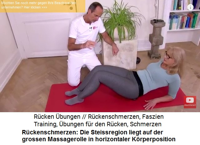 R�ckenschmerzen: Massage 3: Der Patient
                      sitzt auf die grosse Massagerolle in fast
                      horizontaler Position, die Rolle ist noch in der
                      Steissbeinregion