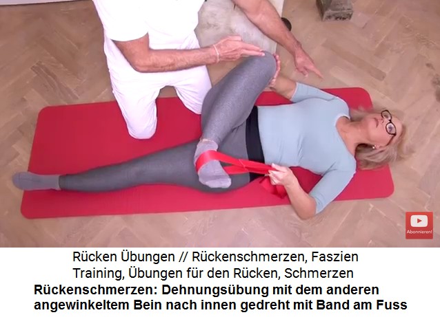 R�ckenschmerzen �bung
                      3a: Das rechte Bein wird nach oben angewinkelt,
                      nach innen gedreht und mit einer Schlaufe um den
                      Fuss wird der Fuss weiter nach innen gezogen