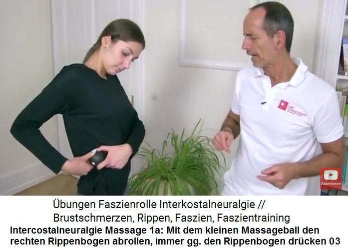 Intercostalneuralgie Video 2 Massage 1a:
                      Mit dem kleinen Massageball wird der rechte
                      Rippenbogen massiert, dabei immer wieder gegen den
                      Rippenbogen dr�cken, um die Gewebsfl�ssigkeit zu
                      bewegen 03