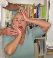 �bung 2 gegen Bruxismus und
                                    Ohrenschmerzen: Unterkiefer seitlich
                                    verschieben und Gegendruck am Kopf