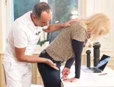 Übung 1 am Tisch gegen
Fingerschmerzen: Der Arm ist um 180
Grad verdreht, die Hand ist
rückwärts aufgelegt und der Finger
mit Schmerzen wird noch angehoben Übung 1 am Tisch gegen
Fingerschmerzen: Der Arm ist um 180
Grad verdreht, die Hand ist
rückwärts aufgelegt und der Finger
mit Schmerzen wird noch angehoben