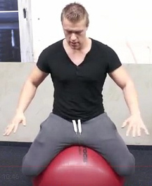 Mit der
Balanceübung auf einem Medizinball
werden die Stabilisatoren der
Wirbelsäule aufgebaut Mit der Balanceübung auf einem
Medizinball werden die
Stabilisatoren der Wirbelsäule
aufgebaut