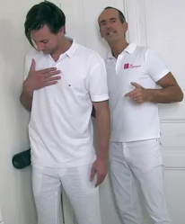 Schmerzen an der
Hüft-Aussenseite, Massage mit der
grossen Massagerolle am grossen
Rollhügel Schmerzen an der
Hüft-Aussenseite, Massage mit der
grossen Massagerolle am grossen
Rollhügel