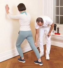 Dehnung der Wade an der Wand Dehnung der Wade an der Wand