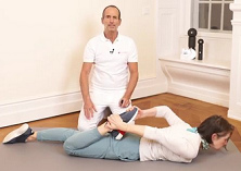 Dehnung des
Oberschenkelstreckers (Quadrizeps)
am Boden Dehnung des
Oberschenkelstreckers (Quadrizeps)
am Boden