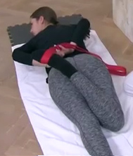 Knieschmerzen an der
Knie-Aussenseite, Übung 3b:
Bäuchlings den Fuss nach INNEN
ziehen Knieschmerzen an der
Knie-Aussenseite, Übung 3b:
Bäuchlings den Fuss nach INNEN
ziehen