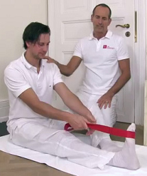 Bein-Rückseite dehnen: Bein
ausstrecken und den Fuss mit einem
Schlaufenband anziehen Bein-Rückseite dehnen: Bein
ausstrecken und den Fuss mit einem
Schlaufenband anziehen