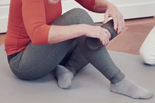 Achillessehne:
Massage von Fuss und Schienbein mit
der grossen Massagerolle Achillessehne: Massage von Fuss
und Schienbein mit der grossen
Massagerolle